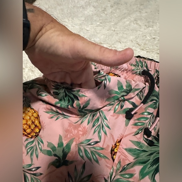 Good Vibes Tropical Pineapple Print Men's Shorts Size Large EUC - Picture 2 of 6